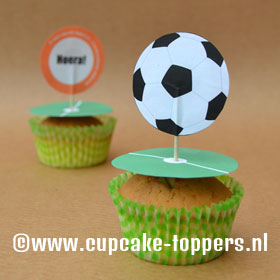 Afbeelding van de cupcake topper Voetbal op stip